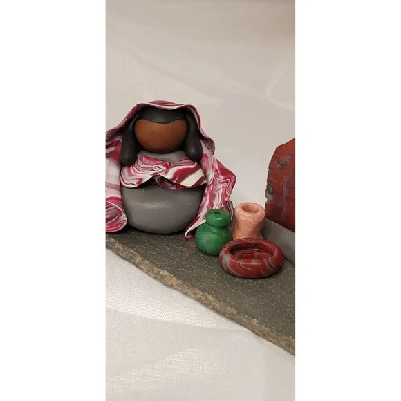 Southwestern Native Clay Figurine On Slate And Jasper Signed By J.K. SEVERSON - Picture 10 of 15